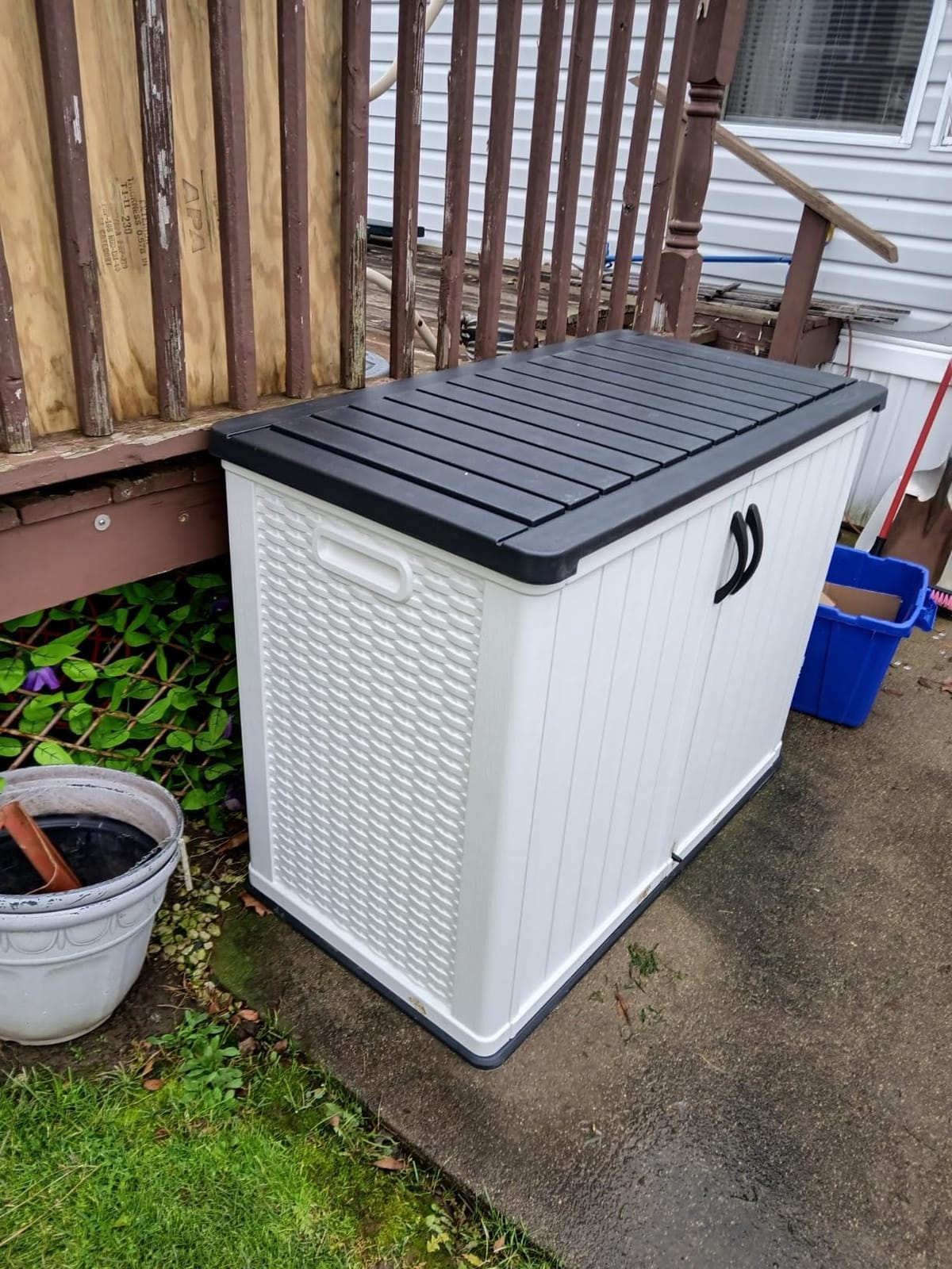 Greesum 26 CUFT Outdoor Storage Cabinet with 2 Lockable Doors, White customer photo 2