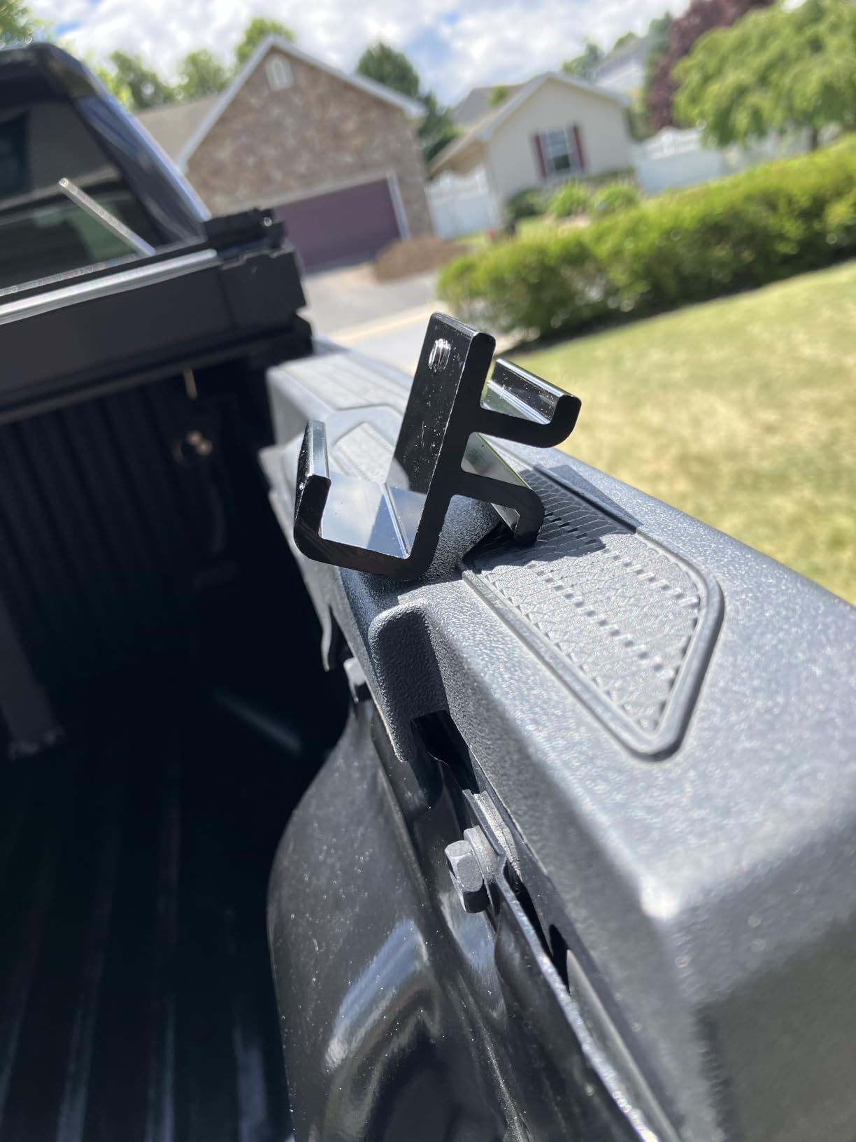 YITAMOTOR FRP Hard Tri-Fold Tonneau Cover for 2024-2026 Toyota Tacoma 5ft customer photo 2