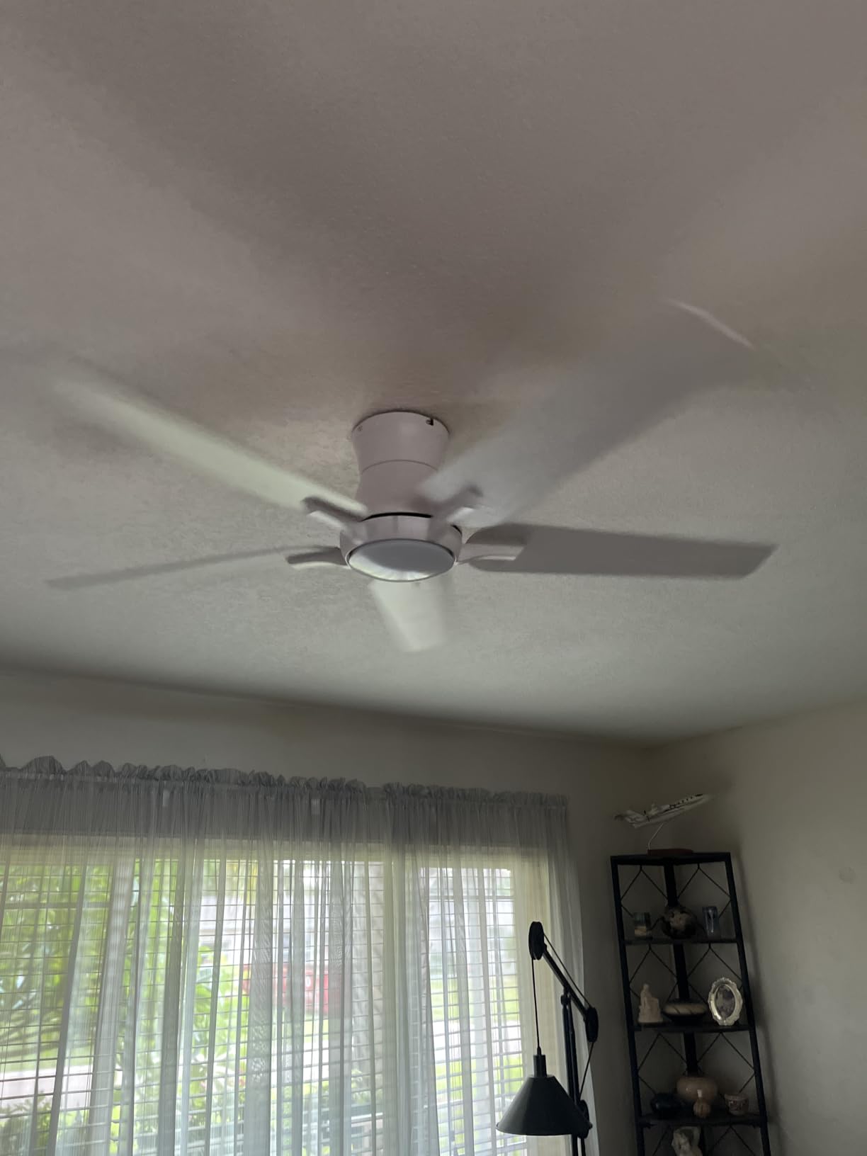 POCHFAN 42 Inch White Ceiling Fans with Lights and Remote, Flush Mount Low Profile Ceiling Fan for Bedroom, Living Room, Patio, Dimmable 6 Speeds Noiseless Reversible, ETL Listed customer photo 1