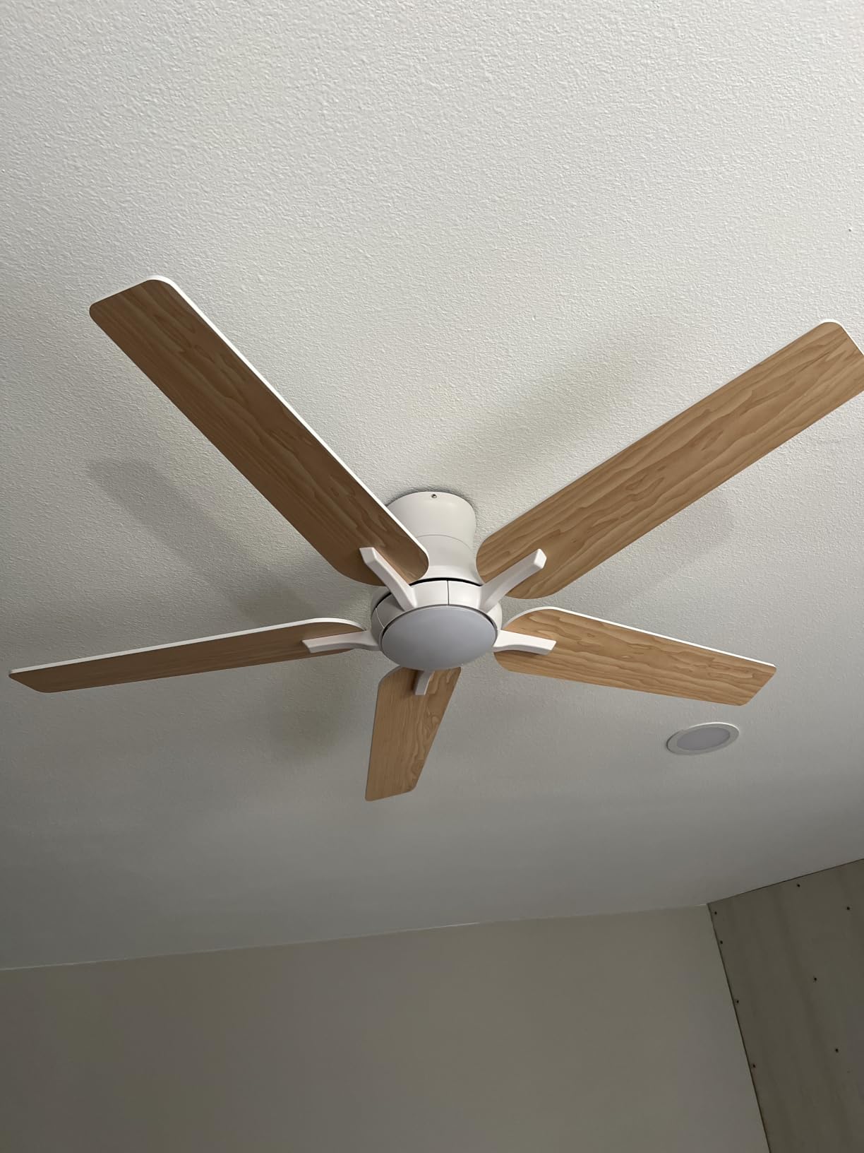 POCHFAN 42 Inch White Ceiling Fans with Lights and Remote, Flush Mount Low Profile Ceiling Fan for Bedroom, Living Room, Patio, Dimmable 6 Speeds Noiseless Reversible, ETL Listed customer photo 2