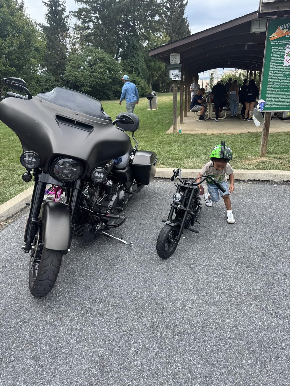Hyper GoGo Electric Dirt Bike for Kids, [Ideal Gift] Electric Motorcycle with Ambient Light, Music Player, Simulated Fog Emission, Up to 10MPH & 60 Minutes Continuous Ride(Radiant Black) customer photo 2