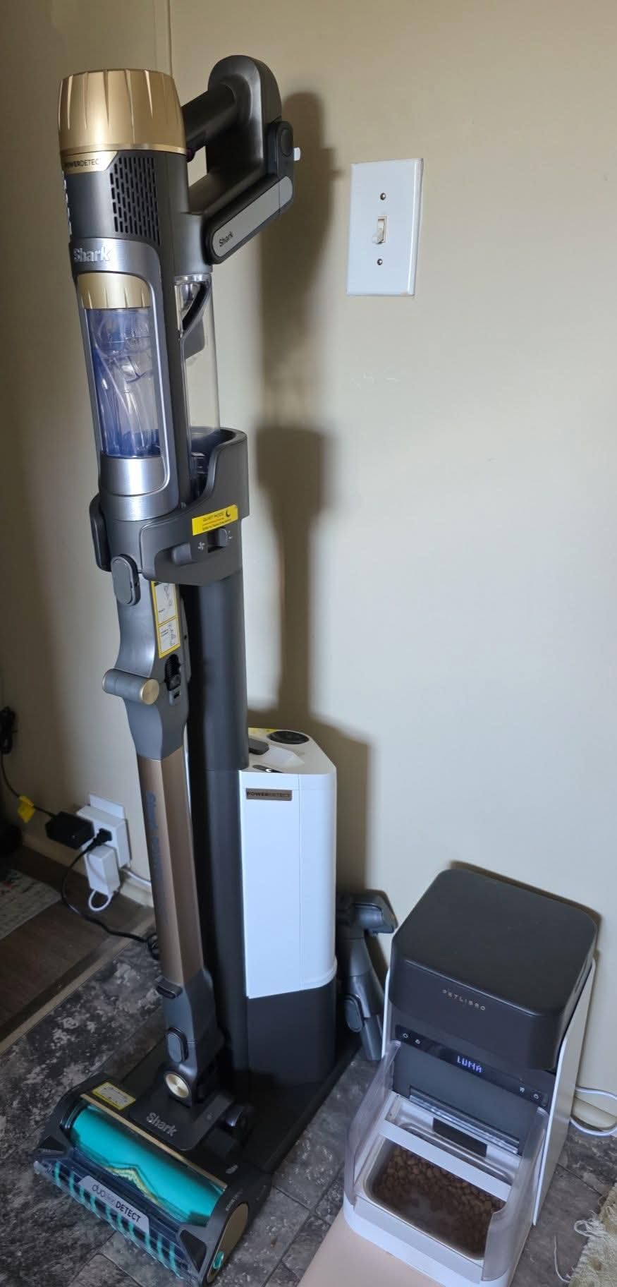 Shark PowerDetect Pet Plus Clean & Empty Cordless Stick Vacuum, IP3253 | Auto-Empty System, Powerful Suction, HEPA, Carpet & Hard Floor, Portable, Vacuum for Pet Hair, 70-Min Runtime, Gray customer photo 2