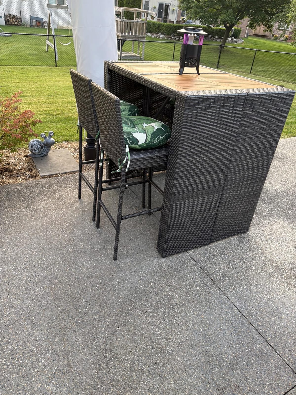 Tangkula 5 Piece Wicker Outdoor Bar Set, Patiojoy Acacia Wood Patio Table and Chairs Set with Bar Height Table & 4 Rattan Bar Stool, Backrest and Footrest for Pool Backyard Deck customer photo 1