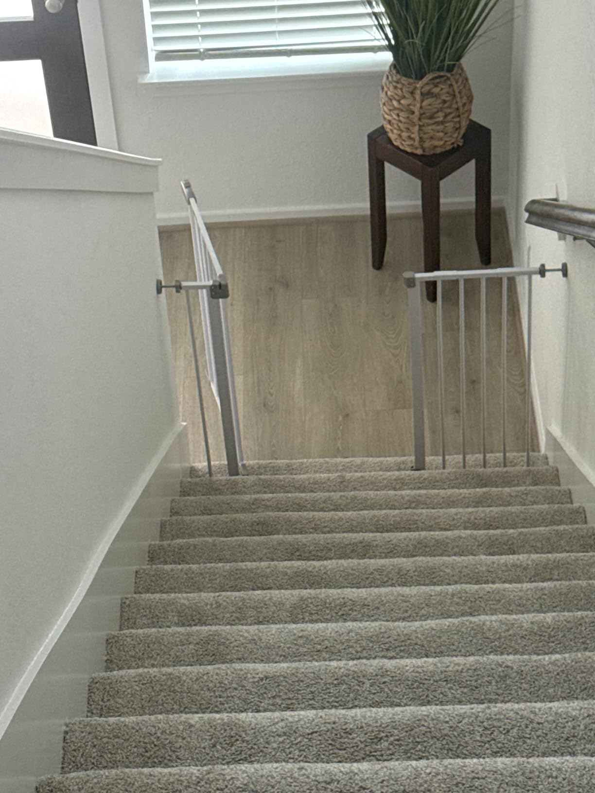 InnoTruth 27-36.6 in Wide Baby Gate for Stairs and Doorways, Black customer photo 2
