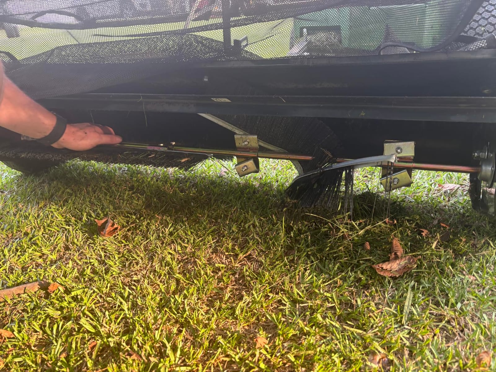 YINTATECH Tow Behind Lawn Sweeper 42 Inch, 20 cu. Ft Leaf Grass Collector customer photo 2