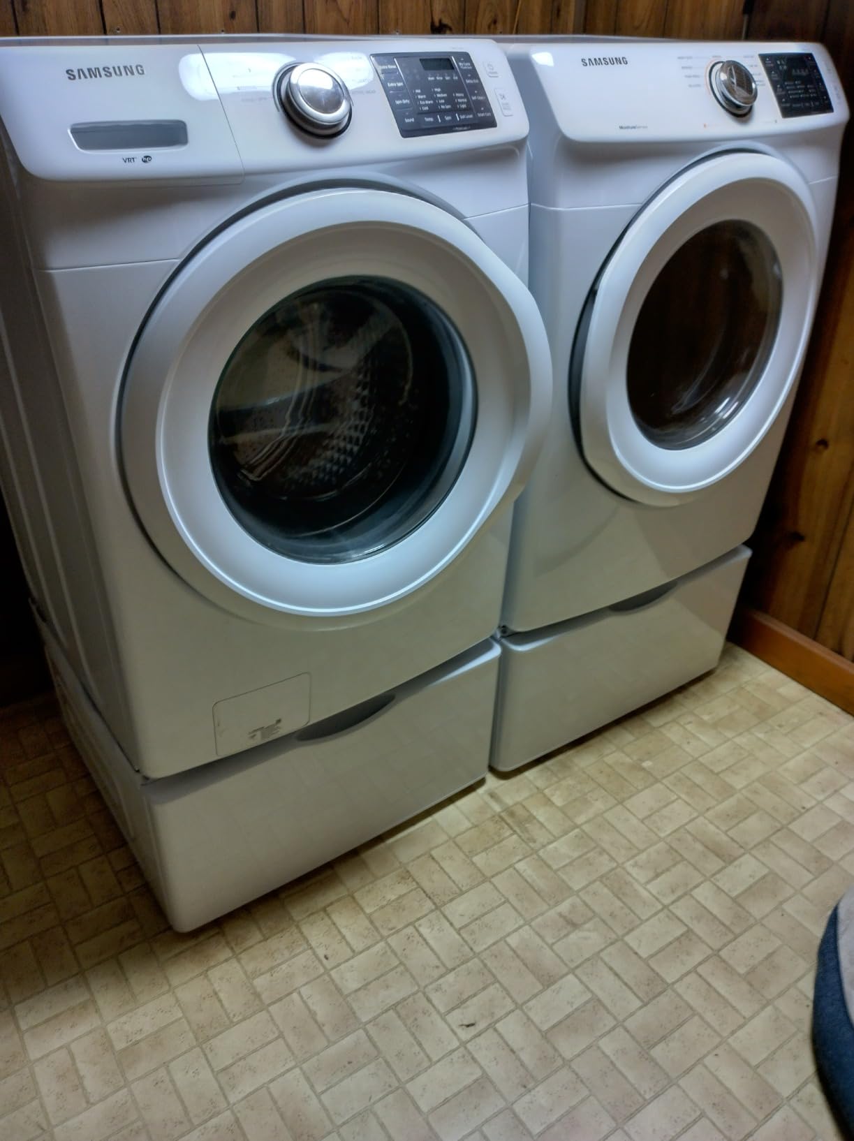 SAMSUNG 27-Inch Washer Dryer Pedestal Stand w/ Pull Out Laundry Storage Drawer, Stainless Steel, WE402NW/A3, White customer photo 2